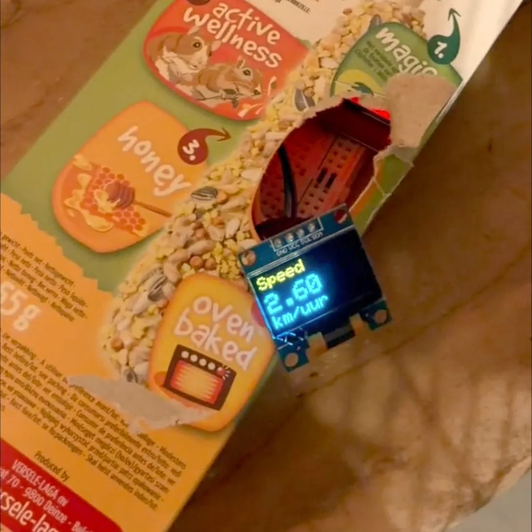 Display showing speed of 2.60 km/h on an electronic module attached to a food box. Display showing speed of 2.60 km/h on an electronic module attached to a food box.